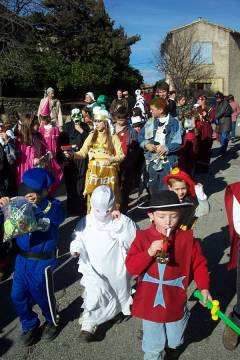 Cortge du carnaval dans les rues de Rustrel