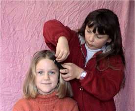 Julie : <<J'adore coiffer ma soeur>>