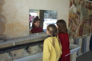 Un miroir a t install le surlendemain du conseil