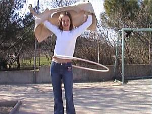 Anna fait tourner don cerceau en s'habillant